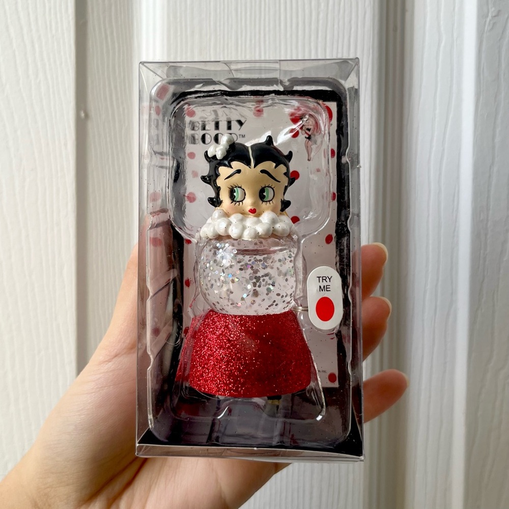 Betty Boop "Bubble Bath Betty" figurine light-up snow globe - BRAND NEW WORKING